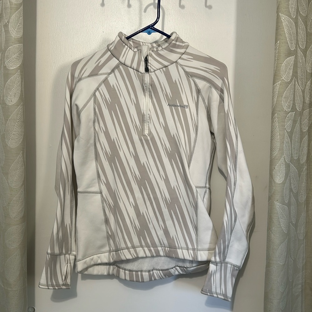 Avalanche White Sweater Size Medium